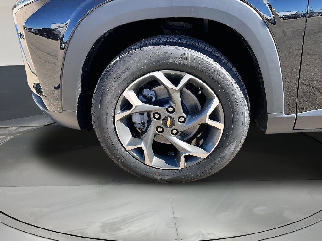 Used 2025 Chevrolet Trax LT FWD image 35