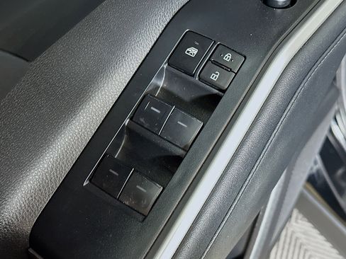 Used 2024 Toyota Highlander XLE AWD/4WD image 17