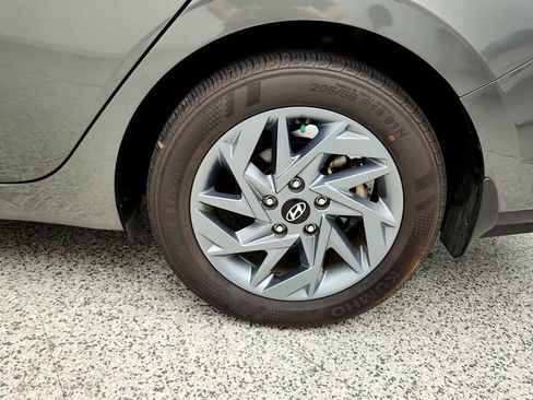 Used 2024 Hyundai Elantra SEL FWD image 9