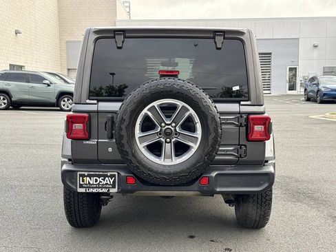 Used 2018 Jeep Wrangler Unlimited Sahara AWD/4WD image 4