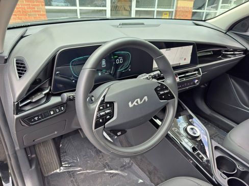 Used 2025 Kia Niro EX FWD image 12