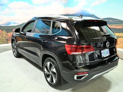 Used 2024 Volkswagen Taos SE image 11