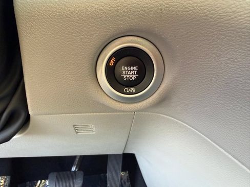 Used 2024 Chrysler Pacifica Touring-L FWD image 35