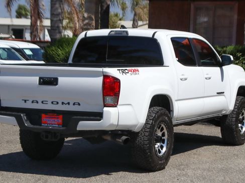 Used 2017 Toyota Tacoma TRD Sport w/ Tow Package (A/T) AWD/4WD image 9