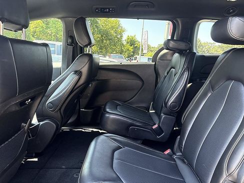 Used 2025 Chrysler Pacifica Select FWD image 21