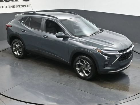 New 2026 Chevrolet Trax LT w/ LT Convenience Package FWD image 16