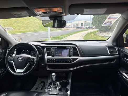 Used 2017 Toyota Highlander XLE AWD/4WD image 30