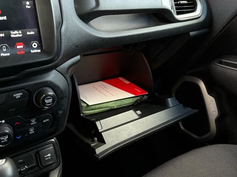 Used 2019 Jeep Renegade Latitude w/ UConnect 8.4 Nav Group image 57