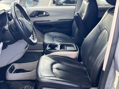 Used 2020 Chrysler Pacifica Touring-L image 12