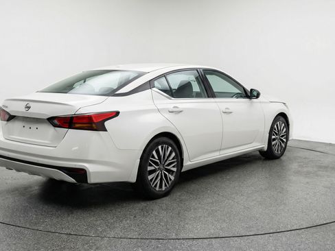 Used 2025 Nissan Altima 2.5 SV image 9