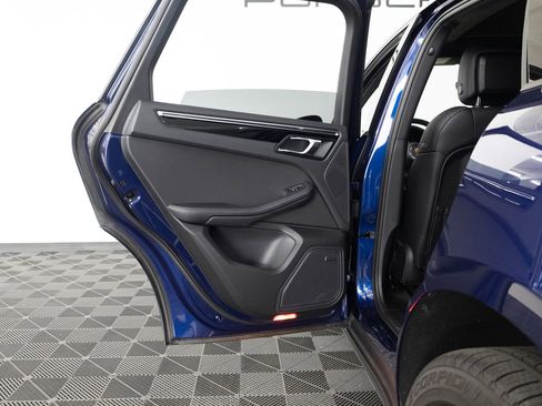 Certified 2025 Porsche Macan AWD/4WD image 27