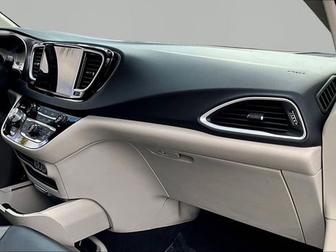 Used 2023 Chrysler Pacifica Touring-L FWD image 27