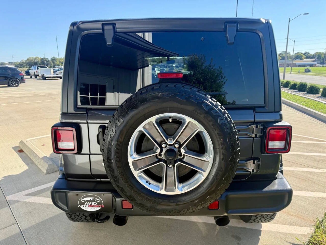 Used 2018 Jeep Wrangler Unlimited Sahara AWD/4WD image 7