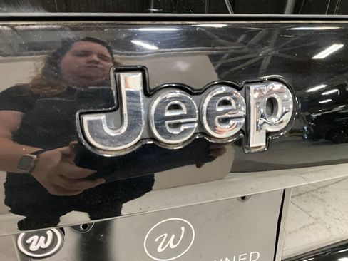 Used 2019 Jeep Cherokee Limited AWD/4WD image 29