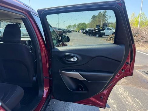 Used 2017 Jeep Cherokee Latitude w/ Cold Weather Group AWD/4WD image 49