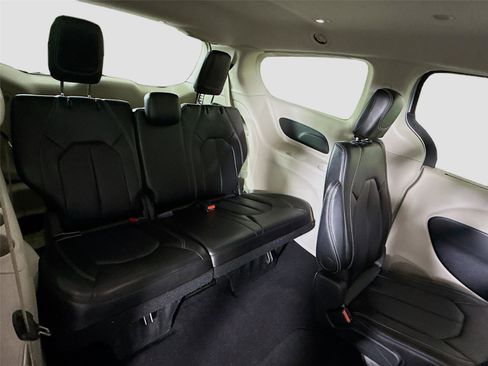Used 2024 Chrysler Pacifica Touring-L FWD image 19