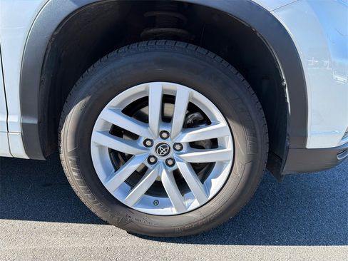 Used 2016 Toyota Highlander LE image 12