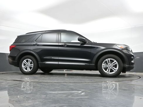 Used 2020 Ford Explorer XLT w/ Equipment Group 202A AWD/4WD image 39