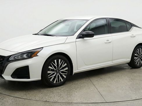 Used 2025 Nissan Altima 2.5 SV image 3