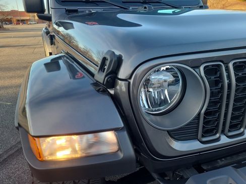 Used 2025 Jeep Gladiator Sport image 28