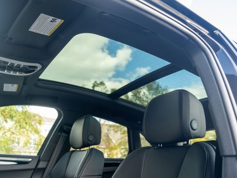 Certified 2026 Porsche Macan AWD/4WD image 17