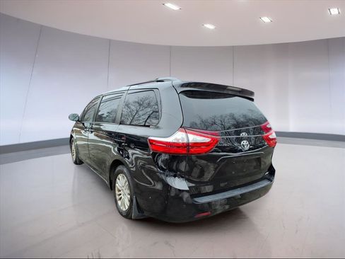 Used 2016 Toyota Sienna XLE image 3
