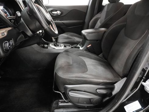 Used 2015 Jeep Cherokee Latitude w/ Cold Weather Group image 11