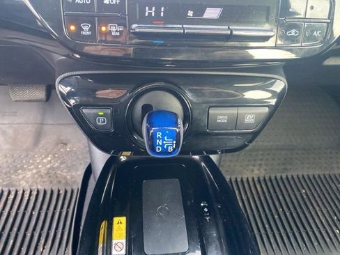 Used 2022 Toyota Prius XLE image 18