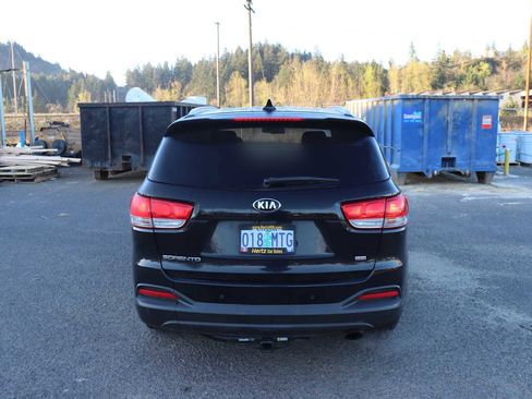 Used 2017 Kia Sorento LX w/ LX Convenience Package image 6