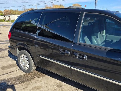 Used 2007 Chrysler Town & Country Touring image 6