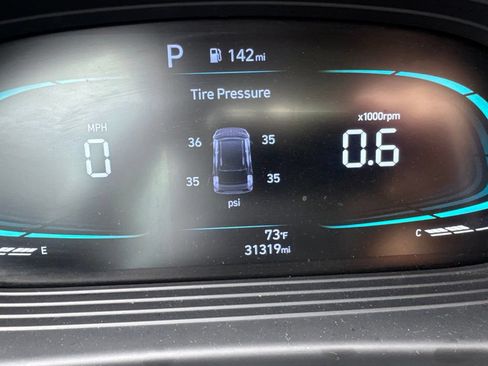 Used 2025 Hyundai Venue SEL FWD image 9