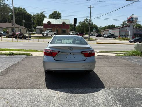 Used 2017 Toyota Camry SE w/ Moonroof Package FWD image 6