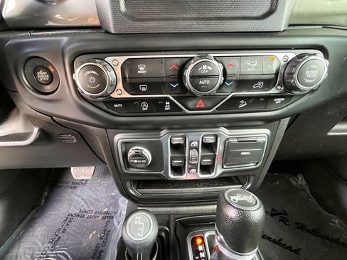 Used 2018 Jeep Wrangler Unlimited Sahara AWD/4WD image 26