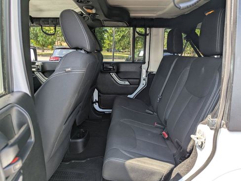 Used 2018 Jeep Wrangler Unlimited Sahara w/ Connectivity Group AWD/4WD image 24