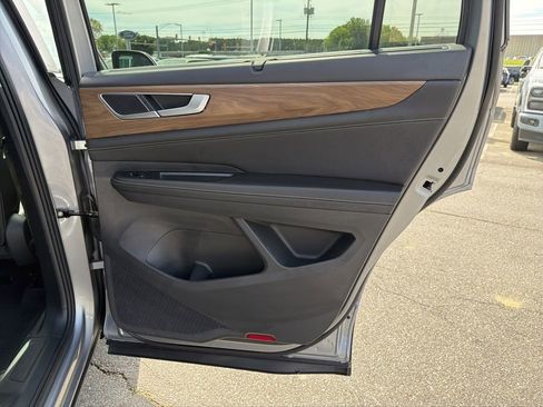 Used 2025 Volkswagen Atlas SE FWD image 21