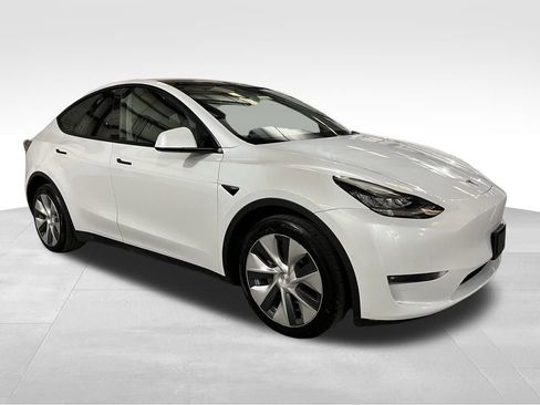 Used 2022 Tesla Model Y Long Range image 6
