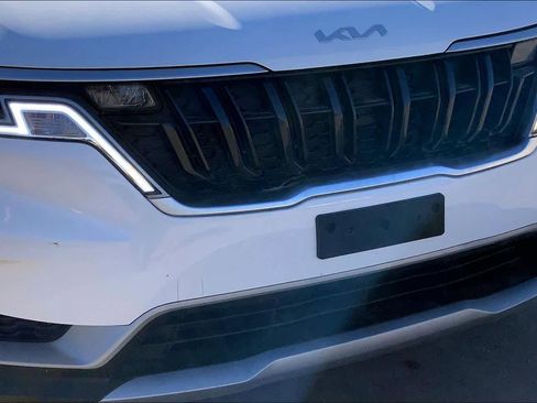 Used 2024 Kia Carnival LX image 27