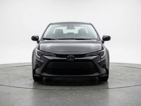 Used 2025 Toyota Corolla LE FWD image 2