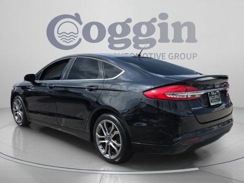 Used 2017 Ford Fusion SE w/ Equipment Group 201A FWD image 3