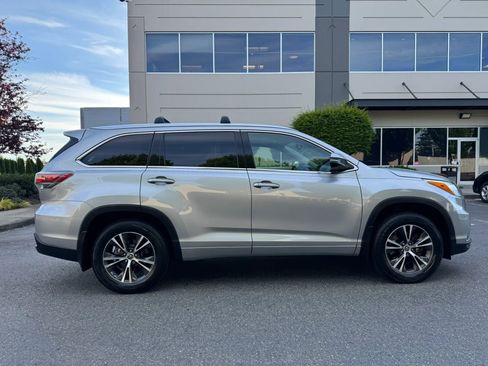 Used 2016 Toyota Highlander XLE AWD/4WD image 12