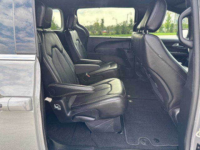 Used 2025 Chrysler Pacifica Select FWD image 28