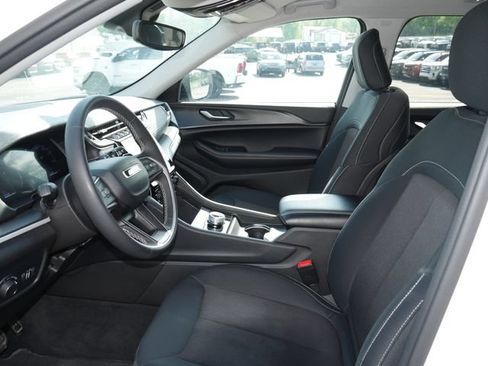 Used 2023 Jeep Grand Cherokee Laredo AWD/4WD image 2