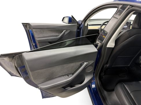 Certified 2022 Tesla Model Y Long Range AWD/4WD image 10