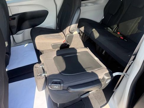 Used 2020 Chrysler Pacifica Touring w/ Advanced Safetytec Group FWD image 34