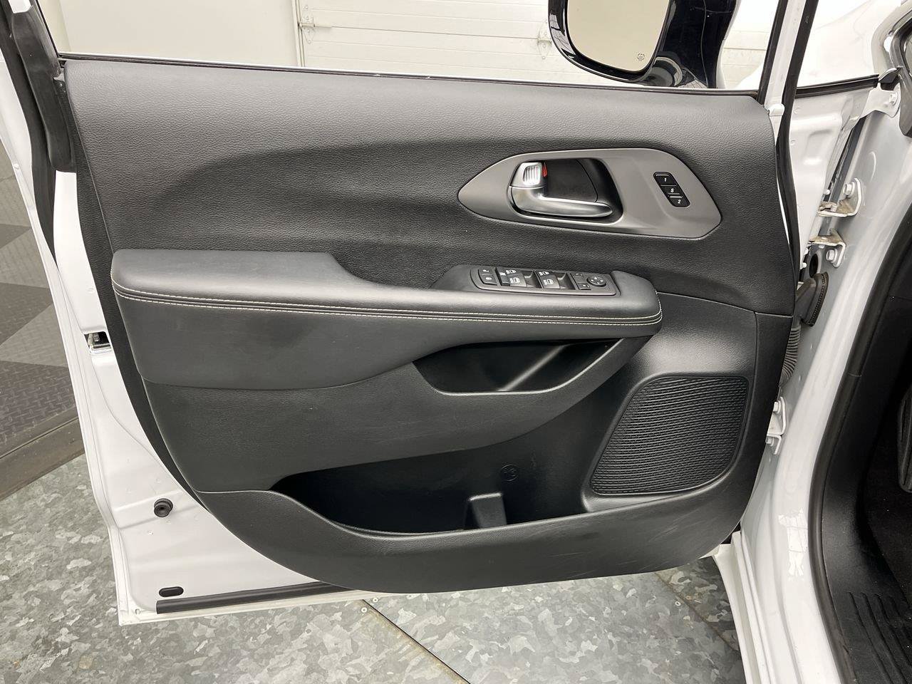 Used 2025 Chrysler Pacifica Select FWD image 6
