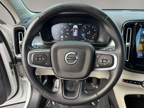 Used 2021 Volvo XC40 T4 Momentum FWD image 18