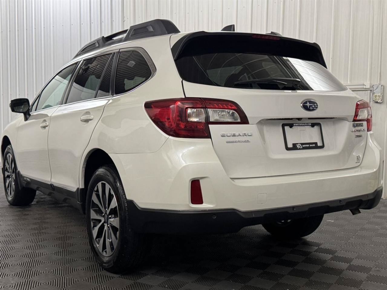 Used 2017 Subaru Outback 3.6R Limited AWD/4WD image 3