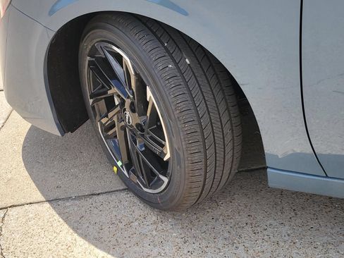 New 2027 Nissan Sentra SR w/ Floor Mat Package FWD image 9