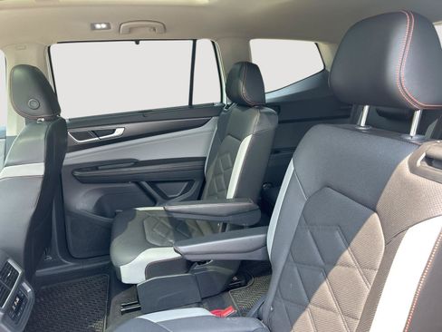 Used 2024 Volkswagen Atlas Peak Edition SE AWD/4WD image 17
