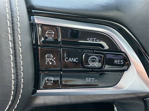 Used 2022 Jeep Grand Cherokee Overland w/ Adv Protech Group III image 19